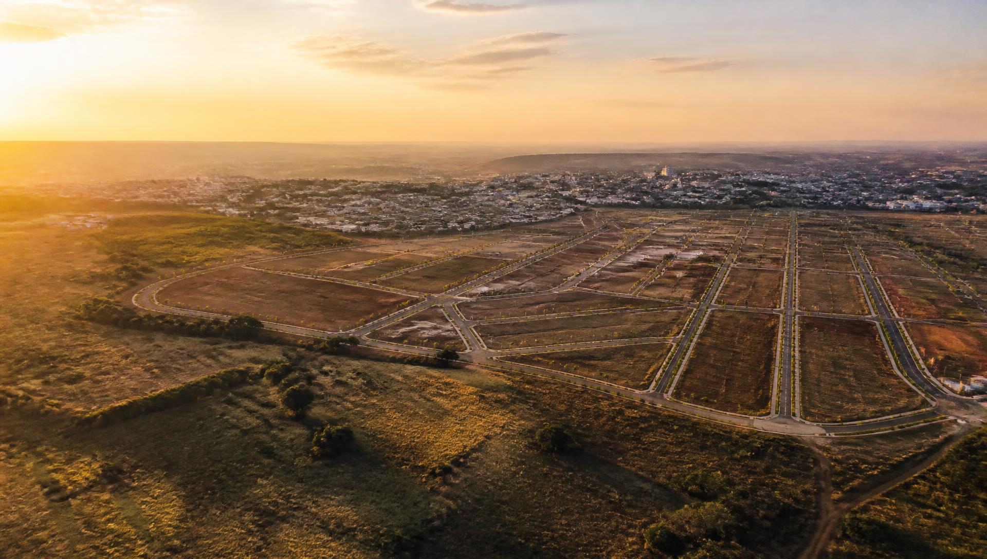 Território em processo de urbanização, com traçado de vias e quadras